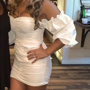 MOVING SALE ‼️ 
F21 White Rouched Mini Off-Shoulder Dress with puff sleeves (M)